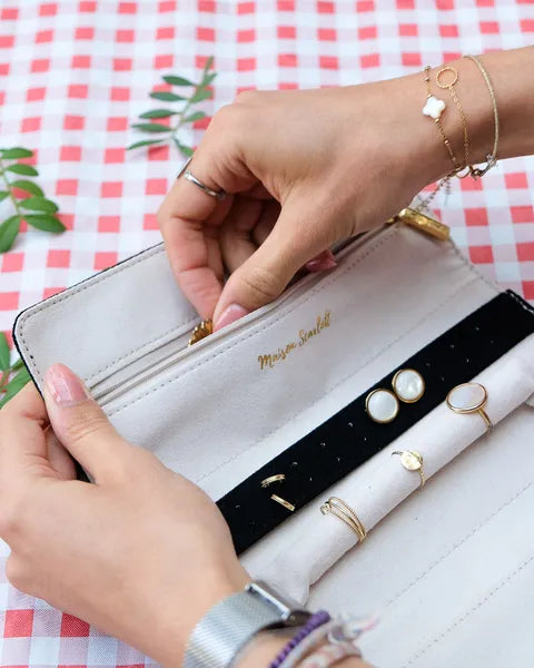  Pochette à bijoux Maison Scarlett – Modèle Catherine –Velours noir - gros plan sur la partie intérieure supérieure de la pochette, montrant une personne mettre des bijoux