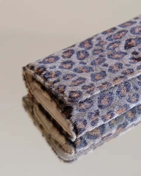 Pochette à  bijoux Maison Scarlett - Modèle Catherine - Léopard - gros plan sur le coté 