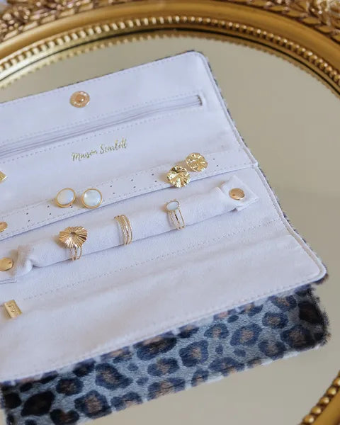 Pochette à  bijoux Maison Scarlett - Modèle Catherine - Léopard - vue de la pochette ouverte avec des bijoux