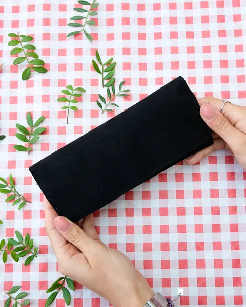 Pochette à  bijoux Maison Scarlett - Modèle Catherine - Velours noir - Vue fermée 