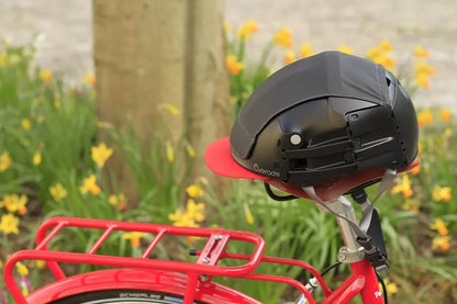 visière rouge PLIXI FIT de Overade - vue sur un casque noir